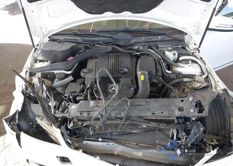 2013 Mercedes-Benz C 250 Sport z USA, uszkodzony, nr VIN WDDGF4HB4DA853422